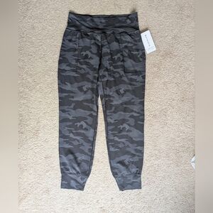 Athleta Salutation Camp Jogger Size Large NWT